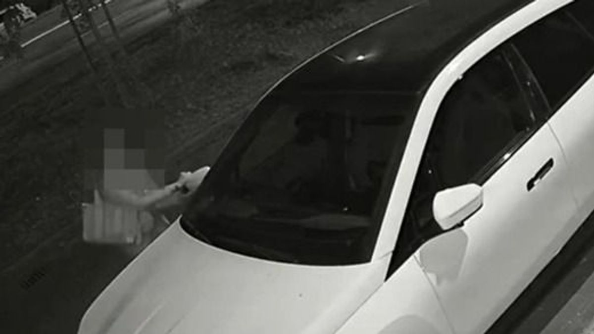20 milliós BMW-nek esett neki egy nő Debrecenben! Videón, mit művelt vele