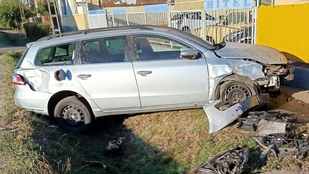 Óriási csattanás hasított az éjszakába Hajdúszoboszlón, árokba csapódott egy autó!