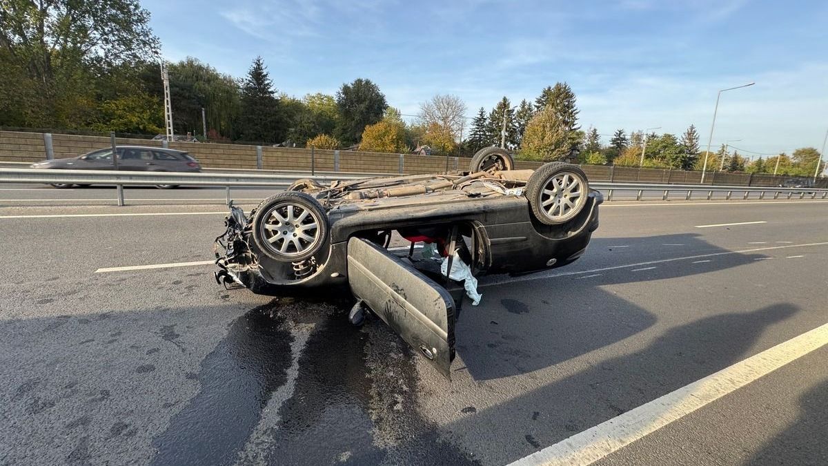 Felborult egy autó Debrecennél, ketten megsérültek a balesetben– fotókkal