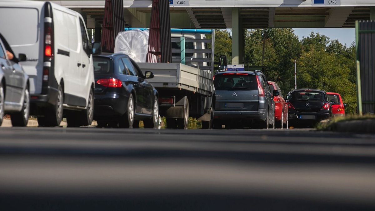Nagy fogás a magyar határon! Milliókat bukott a sofőr - fotón a lefoglalt áru