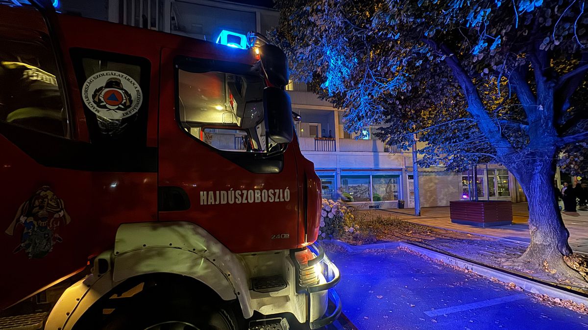 Szirénázó egységek törték meg a csendet éjszaka Debrecenben: magasból mentőt is be kellett vetiniük a tűzoltóknak (fotókkal, videókkal)