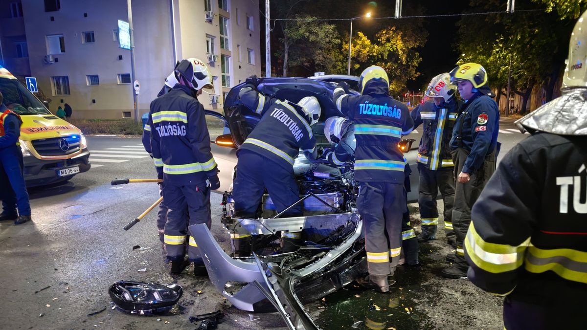 Fotókon a kedd éjszakai hármas karambol, többen is megsérültek a debreceni balesetben!