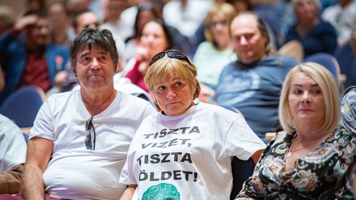 Közmeghallgatást tartott a CATL: megválaszolatlan kérdések, „politikai bohózat” – fotókkal